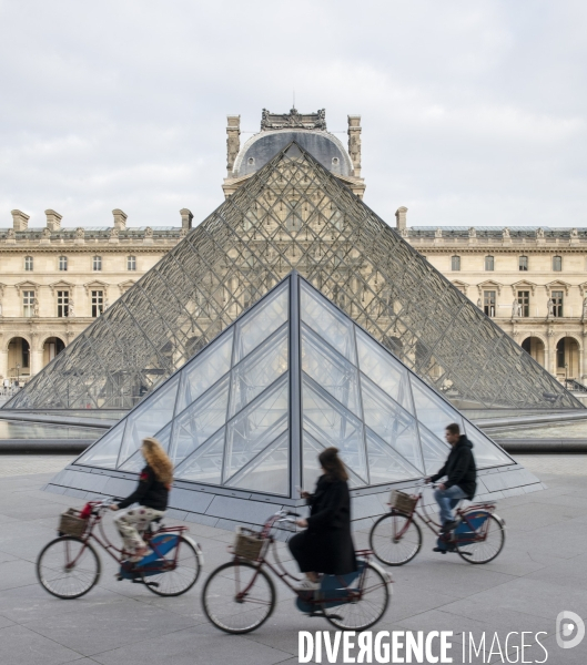 Pyramide du Louvre