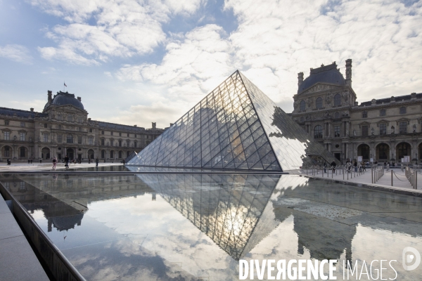 Pyramide du Louvre