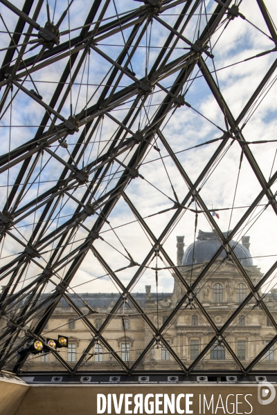 Pyramide du Louvre