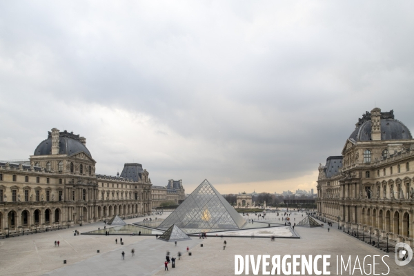 Pyramide du Louvre