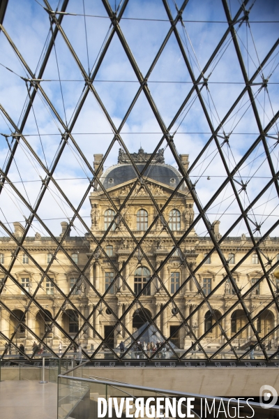 Pyramide du Louvre