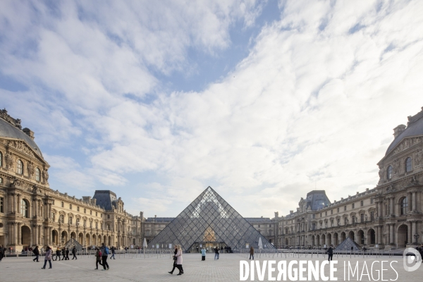 Pyramide du Louvre