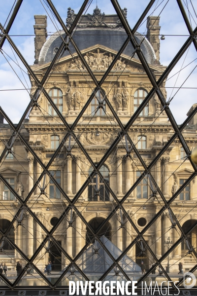 Pyramide du Louvre