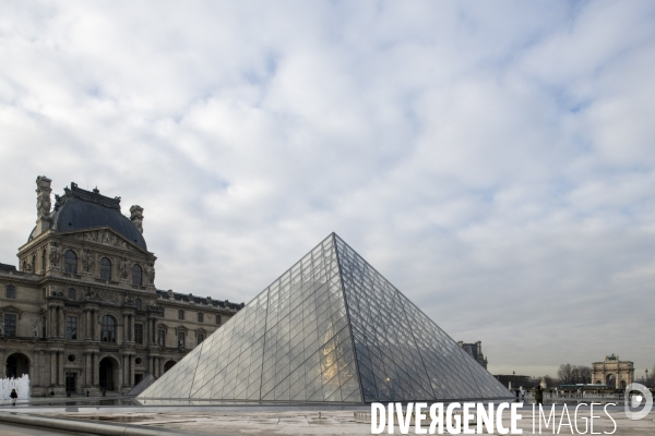 Pyramide du Louvre