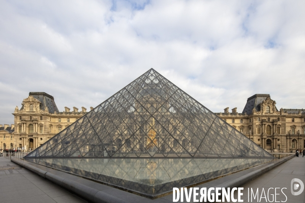 Pyramide du Louvre