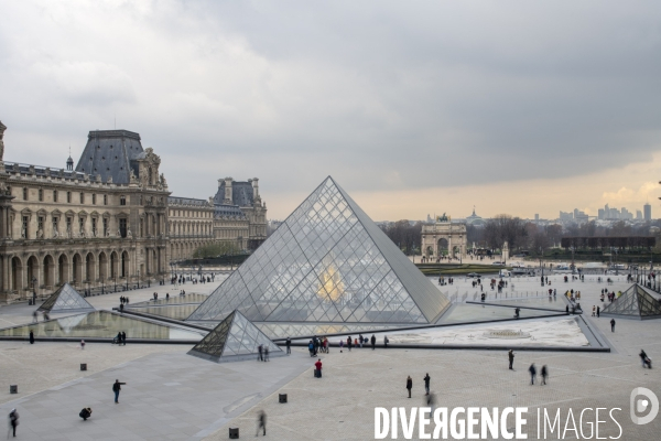 Pyramide du Louvre