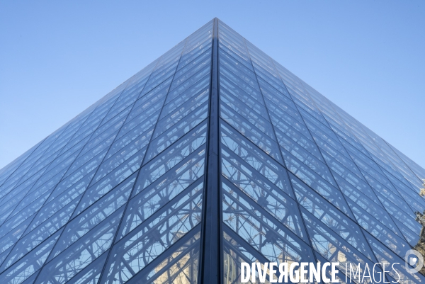 Pyramide du Louvre