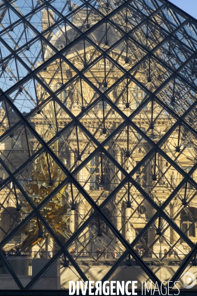 Pyramide du Louvre