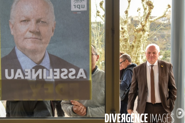 Le candidat François Asselineau en campagne en Ardéche pour les élections européennes
