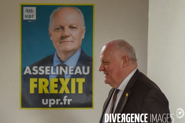 Le candidat François Asselineau en campagne en Ardéche pour les élections européennes