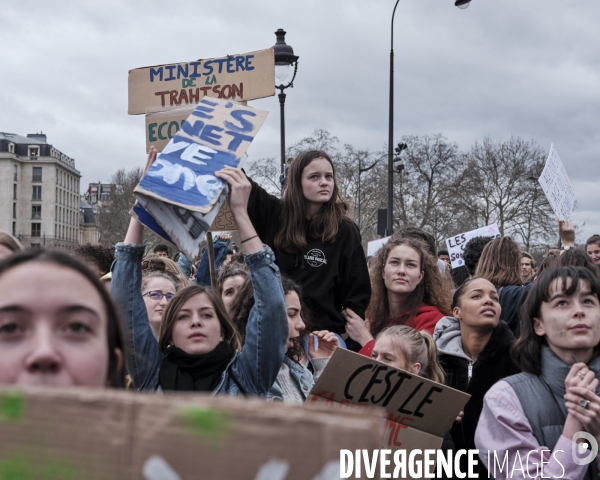 Manifestation des jeunes pour le climat, les Invalides à Paris