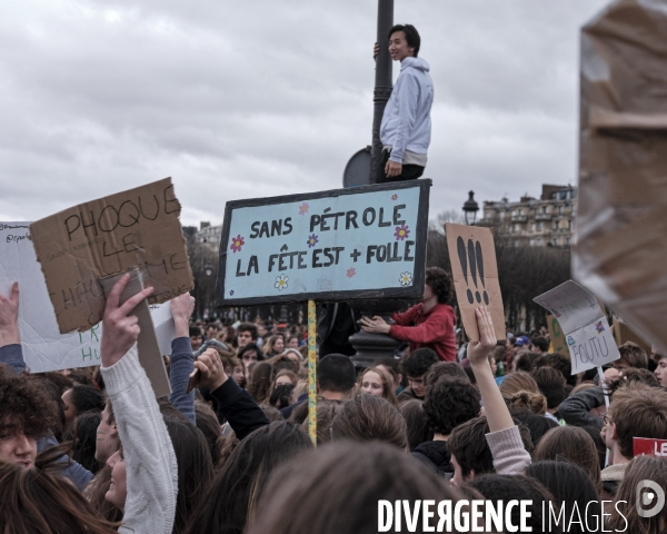 Manifestation des jeunes pour le climat, les Invalides à Paris