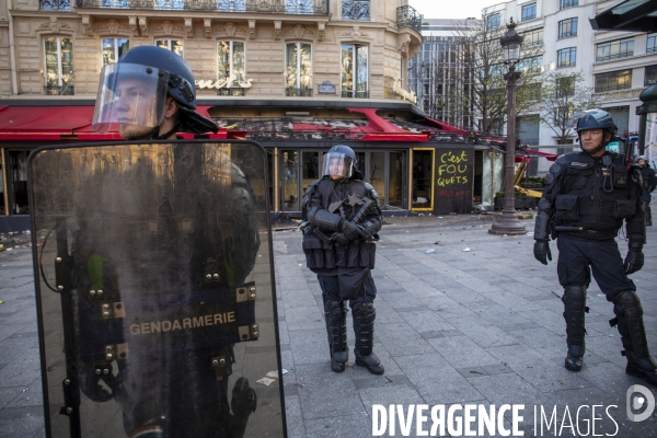 Manifestation sur les champas Elysées des Gilets jaunes  Acte  XVIII .