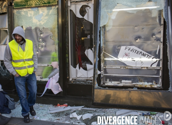 Manifestation sur les champas Elysées des Gilets jaunes  Acte  XVIII .