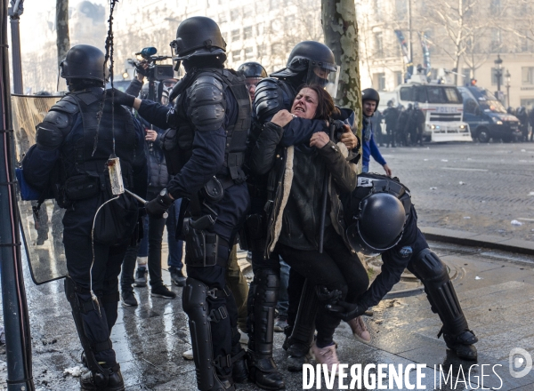 Manifestation sur les champas Elysées des Gilets jaunes  Acte  XVIII .