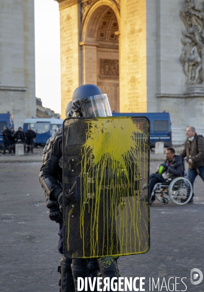 Manifestation sur les champas Elysées des Gilets jaunes  Acte  XVIII .