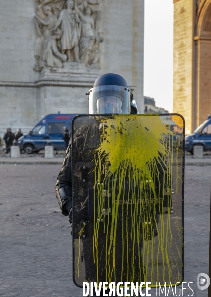 Manifestation sur les champas Elysées des Gilets jaunes  Acte  XVIII .