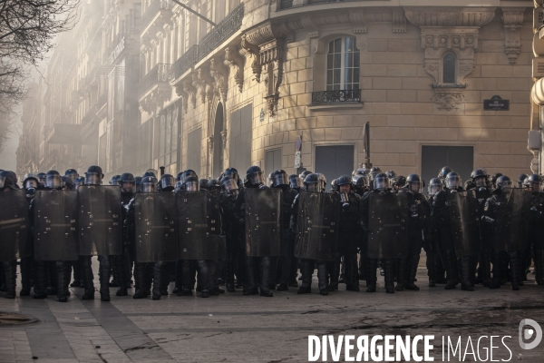 Manifestation sur les champas Elysées des Gilets jaunes  Acte  XVIII .