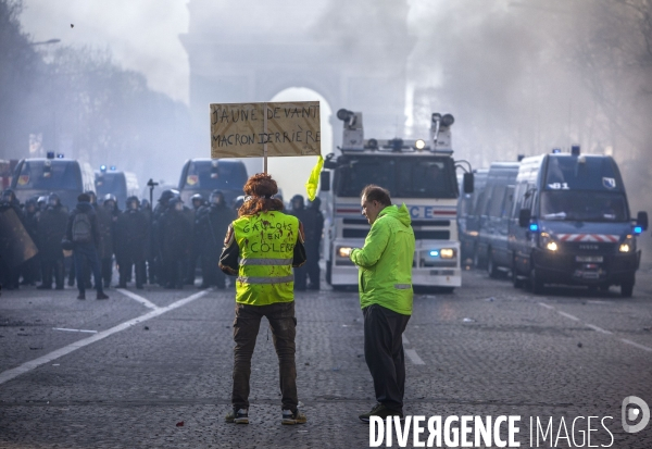 Manifestation sur les champas Elysées des Gilets jaunes  Acte  XVIII .