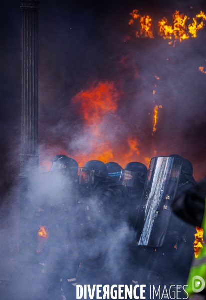 Manifestation sur les champas Elysées des Gilets jaunes  Acte  XVIII .