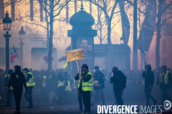 Manifestation sur les champas Elysées des Gilets jaunes  Acte  XVIII .