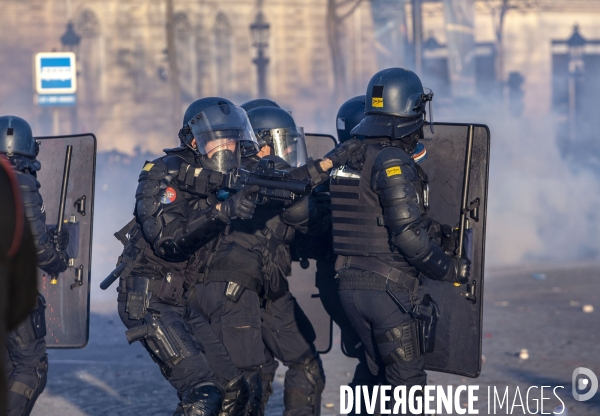 Manifestation sur les champas Elysées des Gilets jaunes  Acte  XVIII .