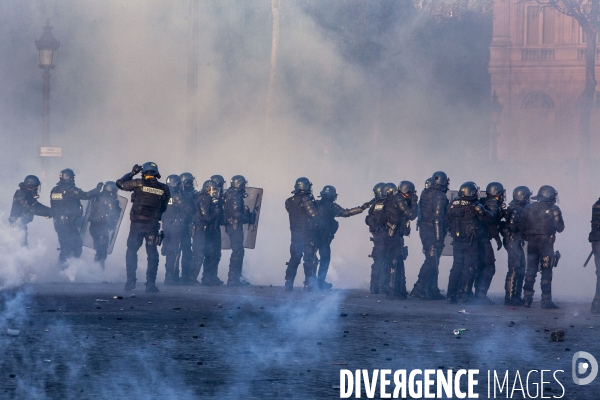 Manifestation sur les champas Elysées des Gilets jaunes  Acte  XVIII .