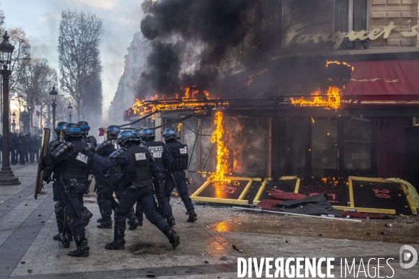 Manifestation sur les champas Elysées des Gilets jaunes  Acte  XVIII .