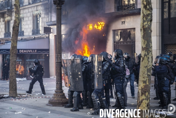 Manifestation sur les champas Elysées des Gilets jaunes  Acte  XVIII .