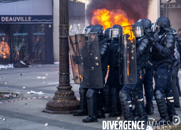 Manifestation sur les champas Elysées des Gilets jaunes  Acte  XVIII .