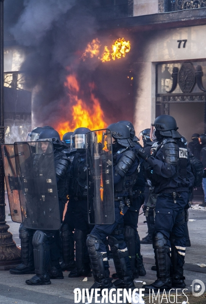 Manifestation sur les champas Elysées des Gilets jaunes  Acte  XVIII .