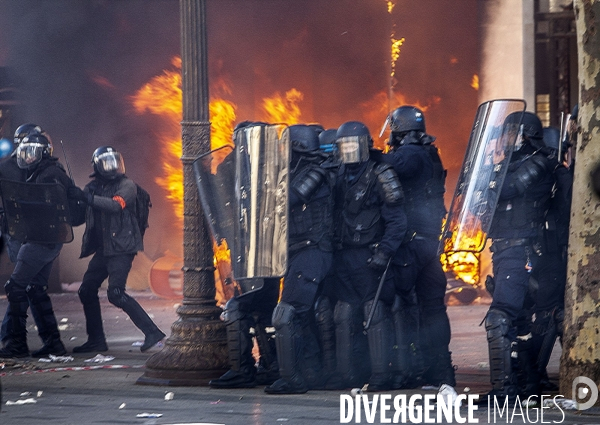 Manifestation sur les champas Elysées des Gilets jaunes  Acte  XVIII .