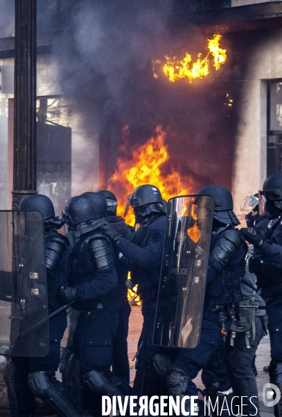 Manifestation sur les champas Elysées des Gilets jaunes  Acte  XVIII .