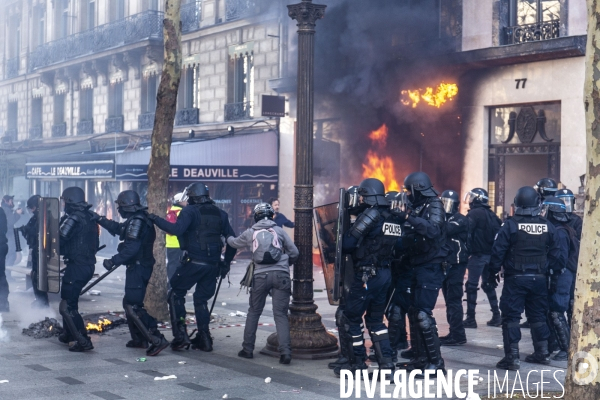 Manifestation sur les champas Elysées des Gilets jaunes  Acte  XVIII .