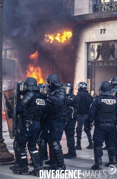 Manifestation sur les champas Elysées des Gilets jaunes  Acte  XVIII .