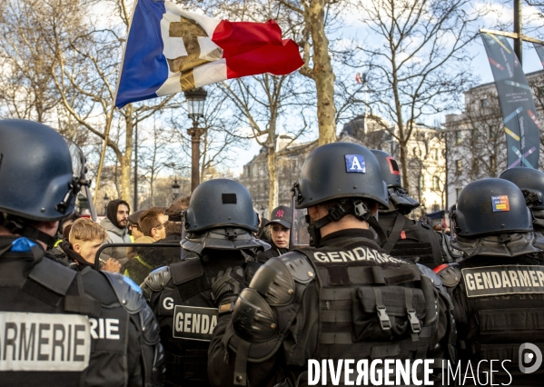 Manifestation sur les champas Elysées des Gilets jaunes  Acte  XVIII .