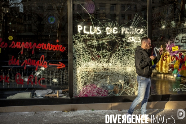 Manifestation sur les champas Elysées des Gilets jaunes  Acte  XVIII .