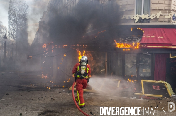 Manifestation sur les champas Elysées des Gilets jaunes  Acte  XVIII .