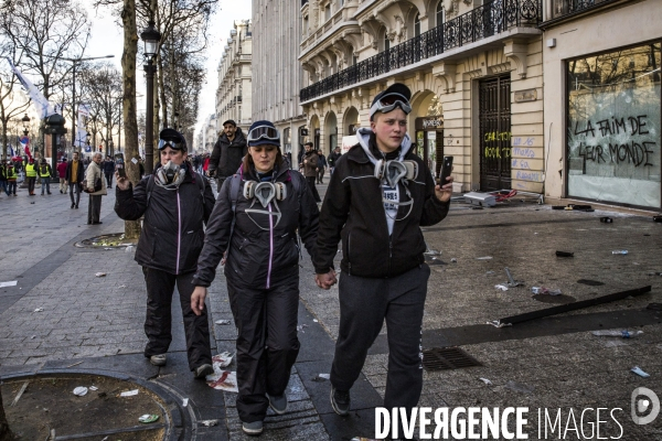 Gilets Jaunes Acte18 - Degradations sur les Champs Elysees