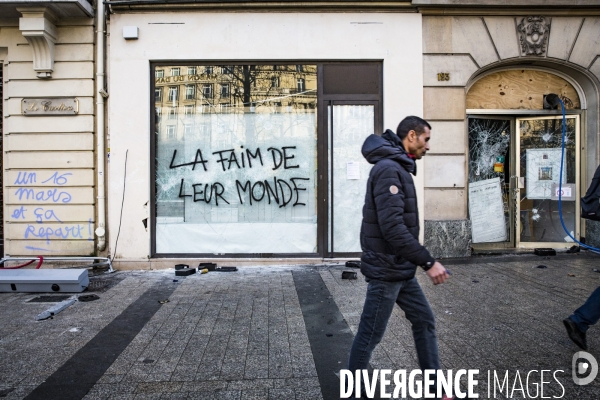 Gilets Jaunes Acte18 - Degradations sur les Champs Elysees