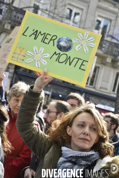 Marche du siècle pour le climat. March of century for climate, with youth.