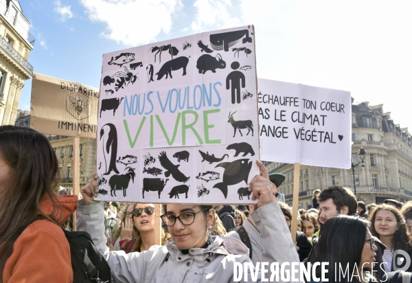 Marche du siècle pour le climat. March of century for climate, with youth.