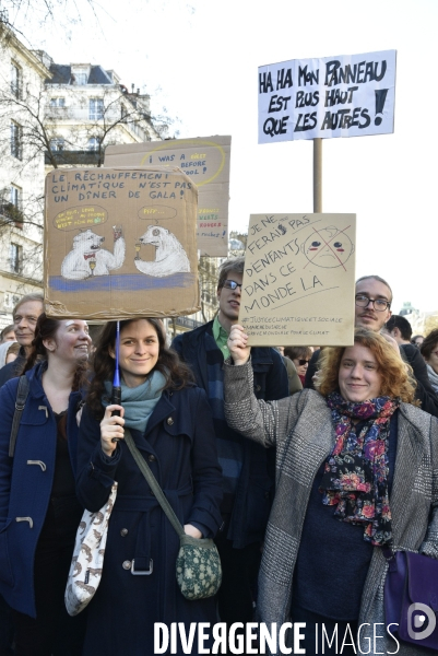 Marche du siècle pour le climat. March of century for climate, with youth.