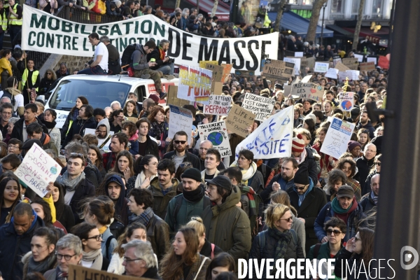 Marche du siècle pour le climat. March of century for climate, with youth.