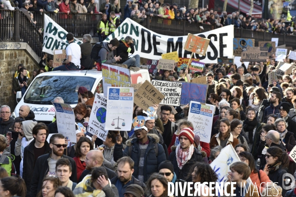 Marche du siècle pour le climat. March of century for climate, with youth.