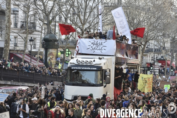 Marche du siècle pour le climat. March of century for climate, with youth.