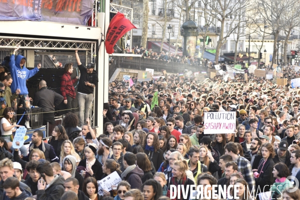 Marche du siècle pour le climat. March of century for climate, with youth.