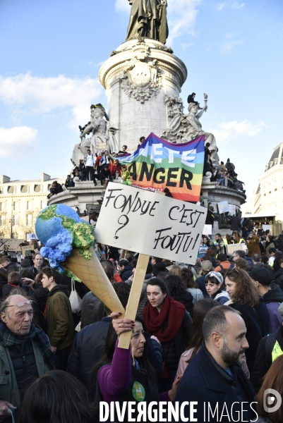 Marche du siècle pour le climat. March of century for climate, with youth.