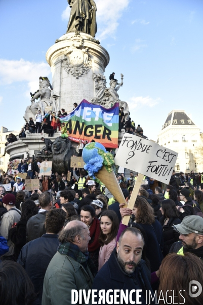 Marche du siècle pour le climat. March of century for climate, with youth.