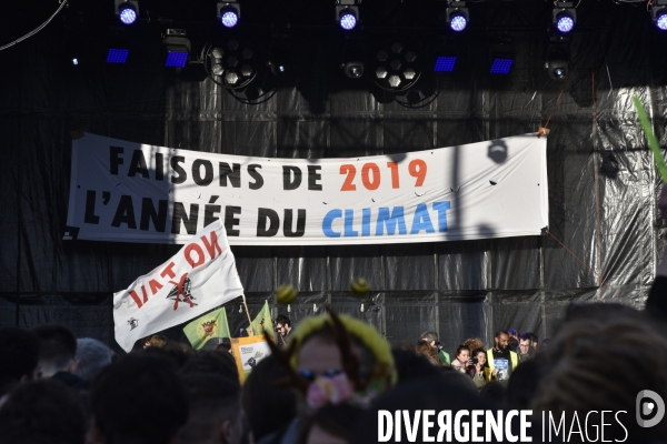 Marche du siècle pour le climat. March of century for climate, with youth.